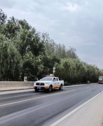 用抹布擦拭模糊的警示标