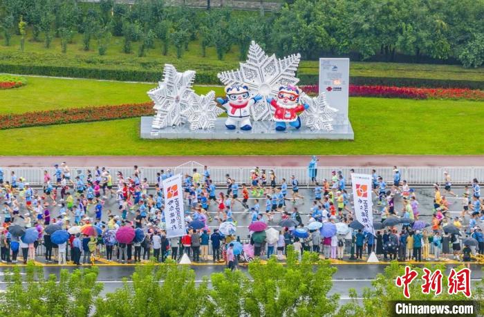 冰城哈尔滨清晨见证马拉松盛大开赛 约三万名跑