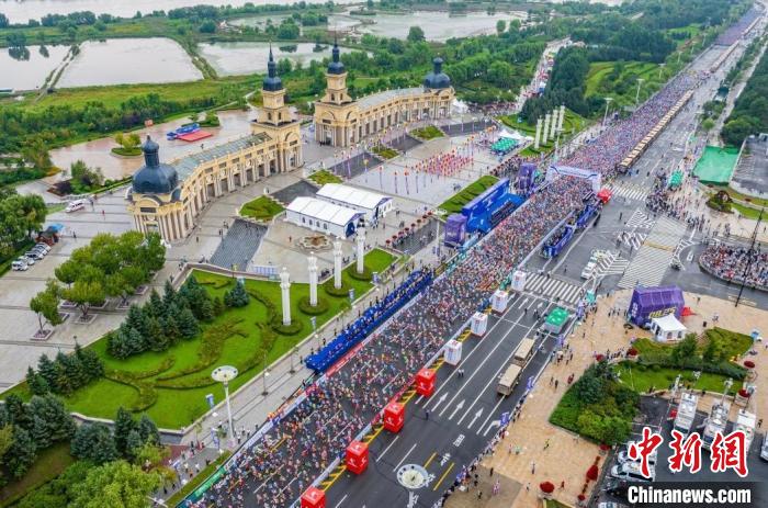冰城哈尔滨清晨见证马拉松盛大开赛 约三万名跑