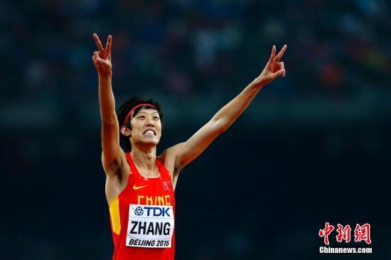 张国伟领奖台“龙吸水”瞬间再燃极限梦想，冲