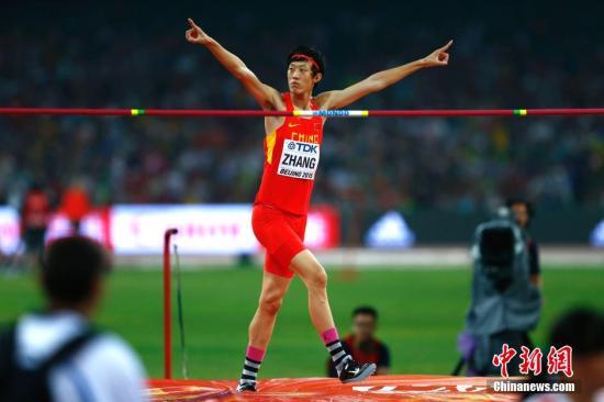 张国伟领奖台“龙吸水”瞬间再燃极限梦想，冲