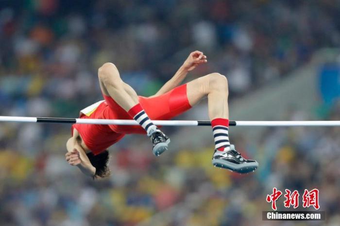 张国伟领奖台“龙吸水”瞬间再燃极限梦想，冲