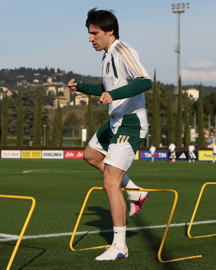 桑德罗关键助攻助意大利险胜瑞士锁定小组头名