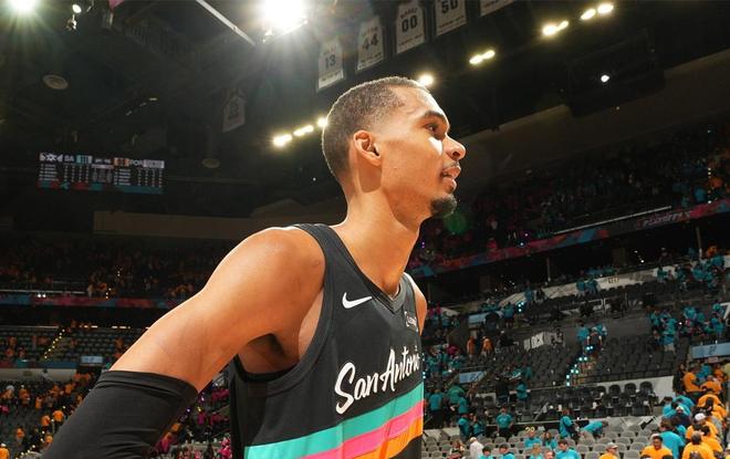 文班亚马季后赛首秀炸裂 35分创马刺队史纪录