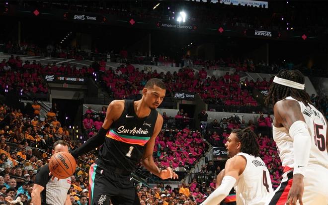 文班亚马季后赛首秀炸裂 35分创马刺队史纪录