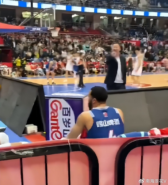 青岛队领先16分遭逆转 韦瑟斯庞致命失误成输球